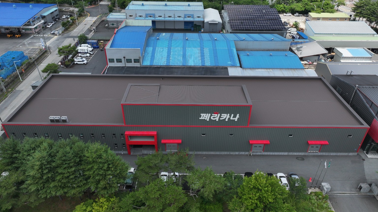 철재 프레임 시공 현장 — 시공 후 · 강판 마감