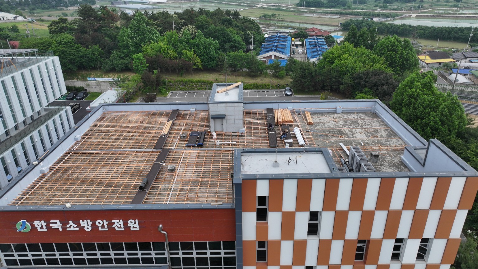 목재 프레임 시공 현장 — 시공 중 · 목재 프레임 설치
